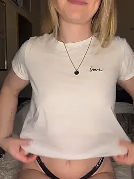 melanieTesss online show from April 19, 2026, 10:49 am