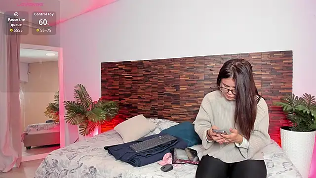 aleessiia online show from April 8, 2026, 2:07 pm