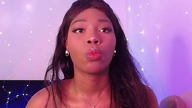 Lunaruiz online show from March 5, 2026, 8:38 pm