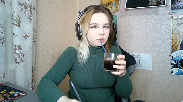 MilaTyan online show from April 19, 2026, 5:14 pm