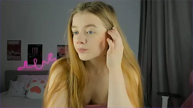 EvaRaee online show from March 24, 2026, 3:39 am