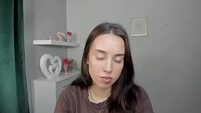 AdeleSolo online show from April 24, 2026, 5:42 am