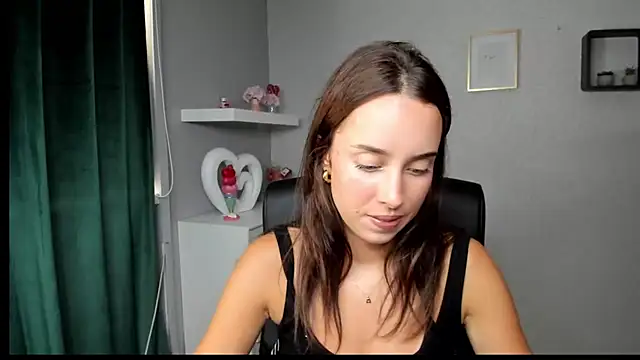AdeleSolo online show from July 12, 2026, 1:23 pm
