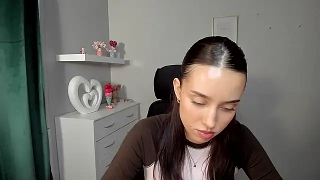 AdeleSolo online show from April 21, 2026, 5:47 am