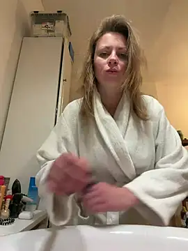 Frenchgirl45 online show from February 28, 2026, 7:35 pm