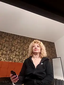 Snapshot of LaireeFelini chatting on February 18, 2026, 7:54 pm LaireeFelini online show from February 18, 2026, 7:54 pm