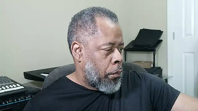 Cleozevo1961 online show from April 20, 2026, 4:19 pm