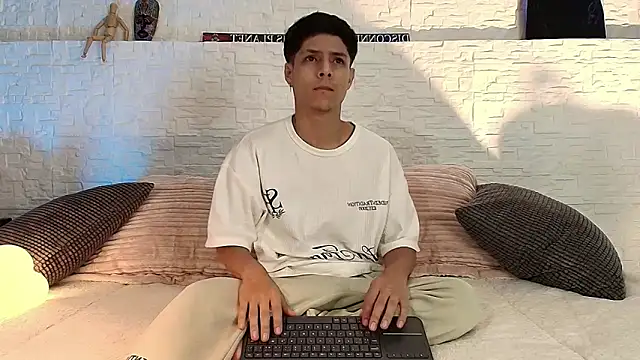 Eliassalvatore  online show from April 23, 2026, 3:35 pm