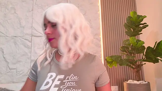 DulceQueen1 online show from April 21, 2026, 12:45 pm