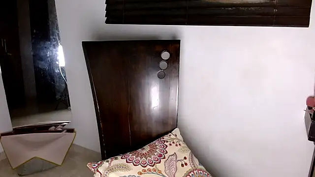 MiaDiamontLatin online show from April 21, 2026, 1:42 am