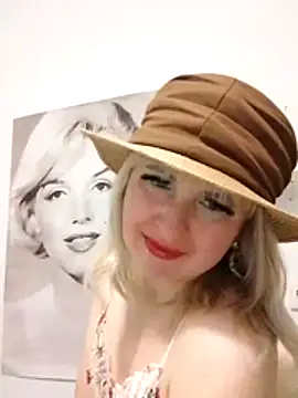 -Nefertiti- online show from May 2, 2026, 9:20 pm