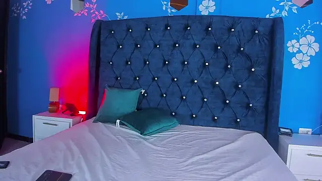 laurasmith  online show from April 20, 2026, 11:35 am