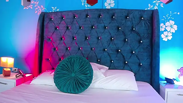 laurasmith  online show from April 15, 2026, 12:32 pm