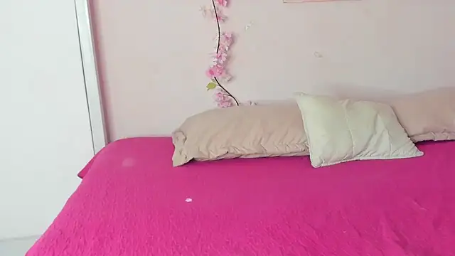 lilirousee online show from April 19, 2026, 2:01 am