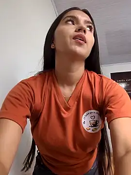 DulceCaroX online show from June 10, 2026, 1:01 pm