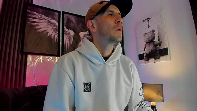 Milanwhite  online show from February 25, 2026, 11:32 am