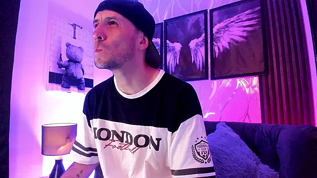 Milanwhite  online show from March 5, 2026, 11:51 am