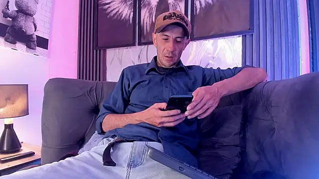 Milanwhite  online show from March 4, 2026, 11:40 am