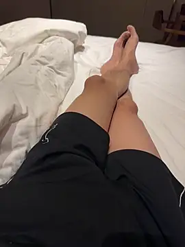 zhuendong000001 online show from April 13, 2026, 8:57 pm