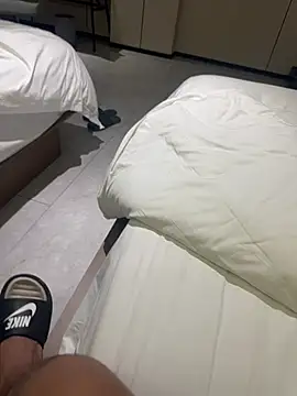 zhuendong000001 online show from April 19, 2026, 1:56 pm