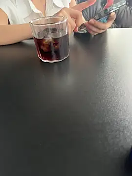 zhuendong000001 online show from April 18, 2026, 9:33 am