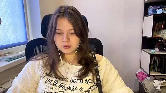 TomikoPfau online show from March 3, 2026, 7:37 am