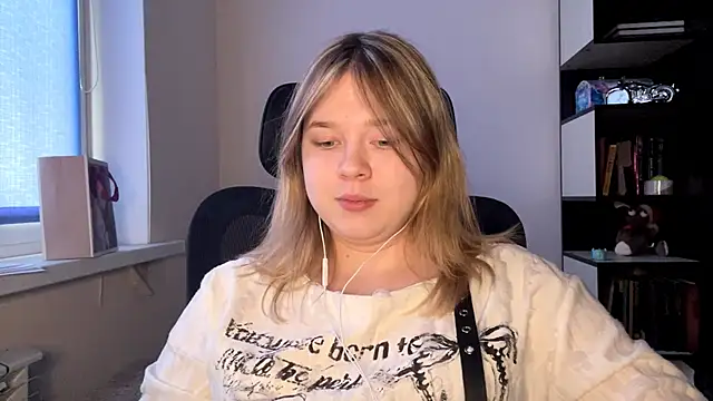 TomikoPfau online show from April 19, 2026, 2:18 pm