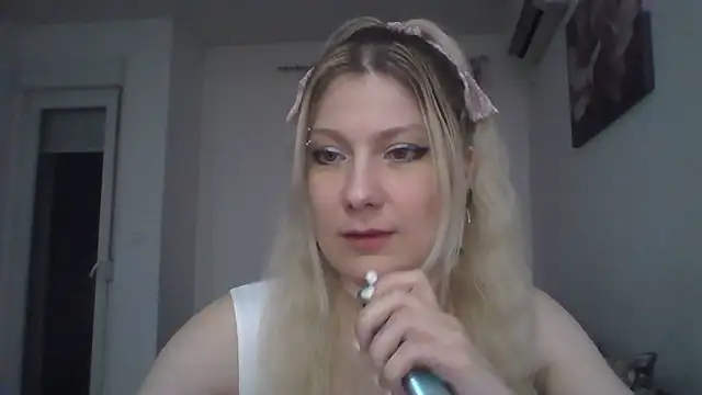 Foxy Bright online show from March 20, 2026, 7:37 pm