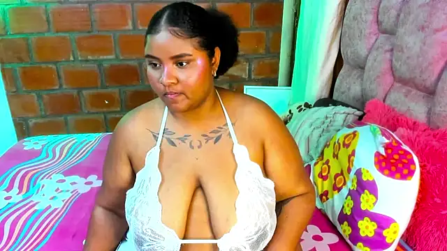 Snapshot of Valentina_belmont chatting on May 26, 2026, 4:32 am Valentina belmont online show from May 26, 2026, 4:32 am