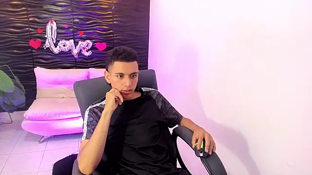 dominicjonnes online show from April 15, 2026, 7:58 pm