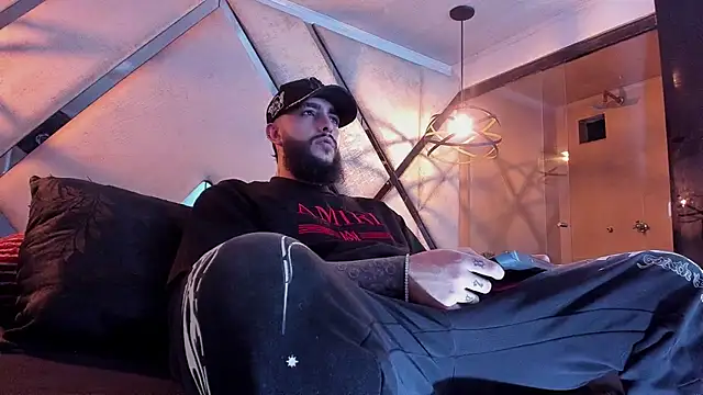 SantiagoHincapiie online show from March 1, 2026, 4:12 am