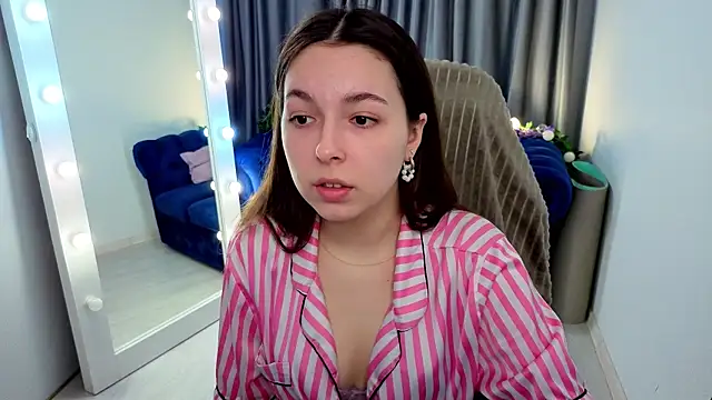 BellaThery online show from April 22, 2026, 5:03 am