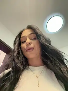 Snapshot of Olivia_Noor chatting on May 4, 2026, 8:22 pm Olivia Noor online show from May 4, 2026, 8:22 pm