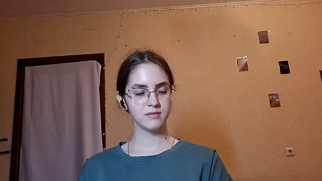Katelemon online show from June 3, 2026, 2:33 pm