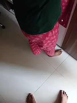 Queenlipx online show from March 13, 2026, 5:01 am