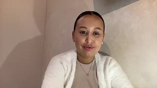 Snapshot of Dana_005 chatting on May 1, 2026, 11:32 pm Dana 005 online show from May 1, 2026, 11:32 pm