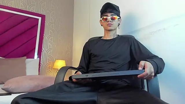 Snapshot of Dominic_Foxx chatting on February 27, 2026, 1:22 pm Dominic Foxx online show from February 27, 2026, 1:22 pm