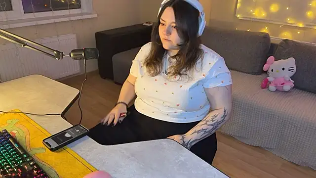 RiotKitten1 online show from March 5, 2026, 11:10 pm