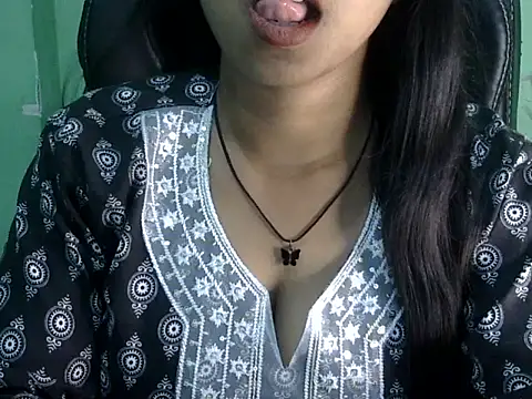 cute momo love online show from April 30, 2026, 5:03 am