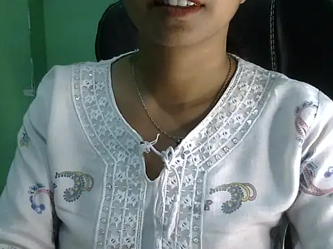 cute momo love online show from April 24, 2026, 5:09 am