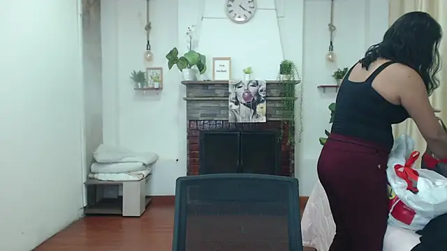 Emma hassani online show from April 18, 2026, 1:24 pm