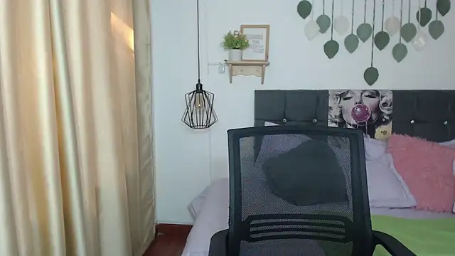 Emma hassani online show from April 4, 2026, 1:39 pm