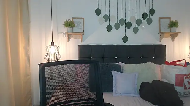 Emma hassani online show from April 1, 2026, 2:14 pm