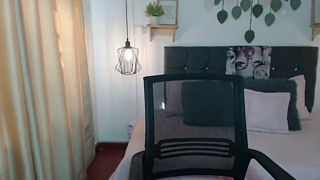 Emma hassani online show from April 9, 2026, 2:01 pm