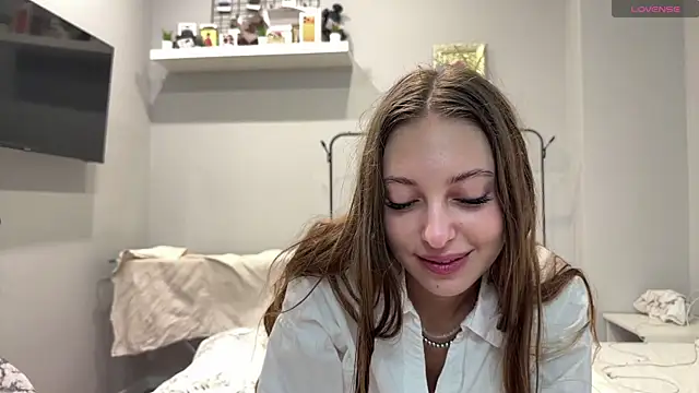 Snapshot of selena_favn chatting on June 10, 2026, 2:35 am selena favn online show from June 10, 2026, 2:35 am