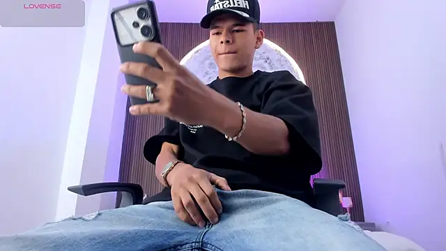 DylanRoyce  online show from April 20, 2026, 1:03 pm