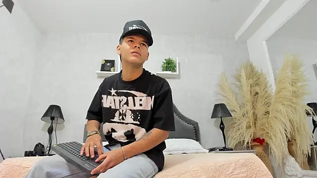 DylanRoyce  online show from June 1, 2026, 12:49 pm