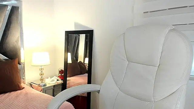 Snapshot of curvy_samantta chatting on March 3, 2026, 7:54 pm curvy samantta online show from March 3, 2026, 7:54 pm