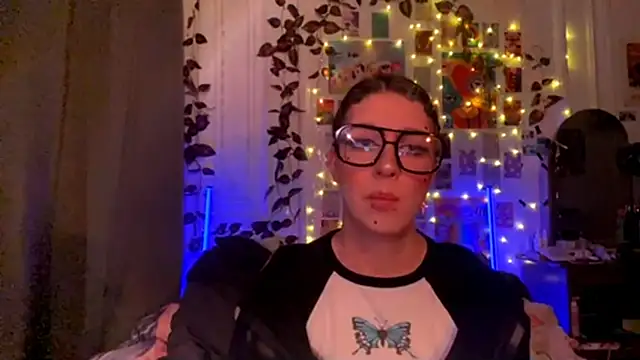 Snapshot of moonvampiq chatting on February 26, 2026, 11:05 pm moonvampiq online show from February 26, 2026, 11:05 pm