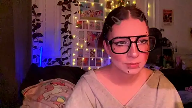 Snapshot of moonvampiq chatting on February 25, 2026, 10:09 pm moonvampiq online show from February 25, 2026, 10:09 pm